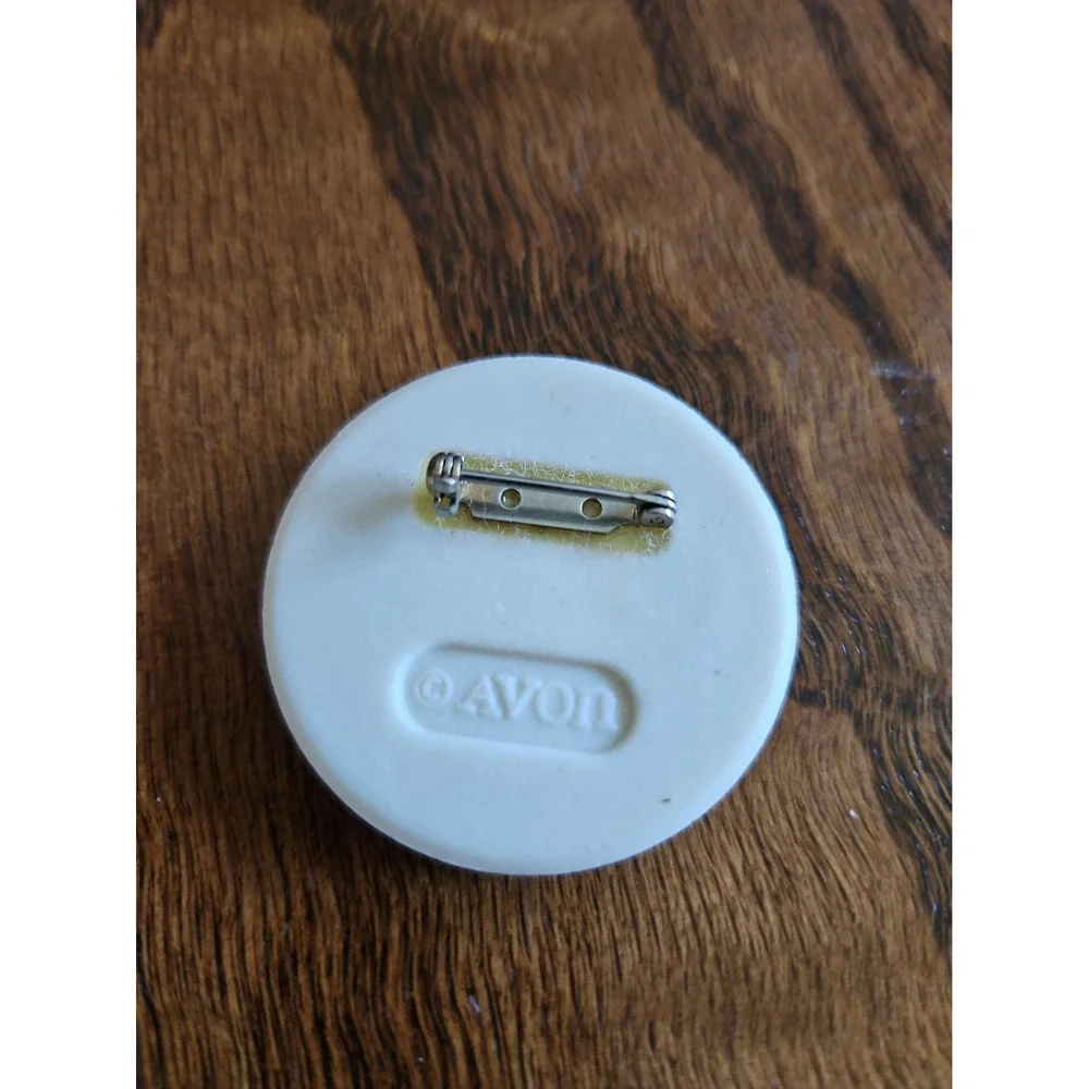 Vintage Avon Spring Bouquet Round Ceramic Brooch / Pin 1984 Floral